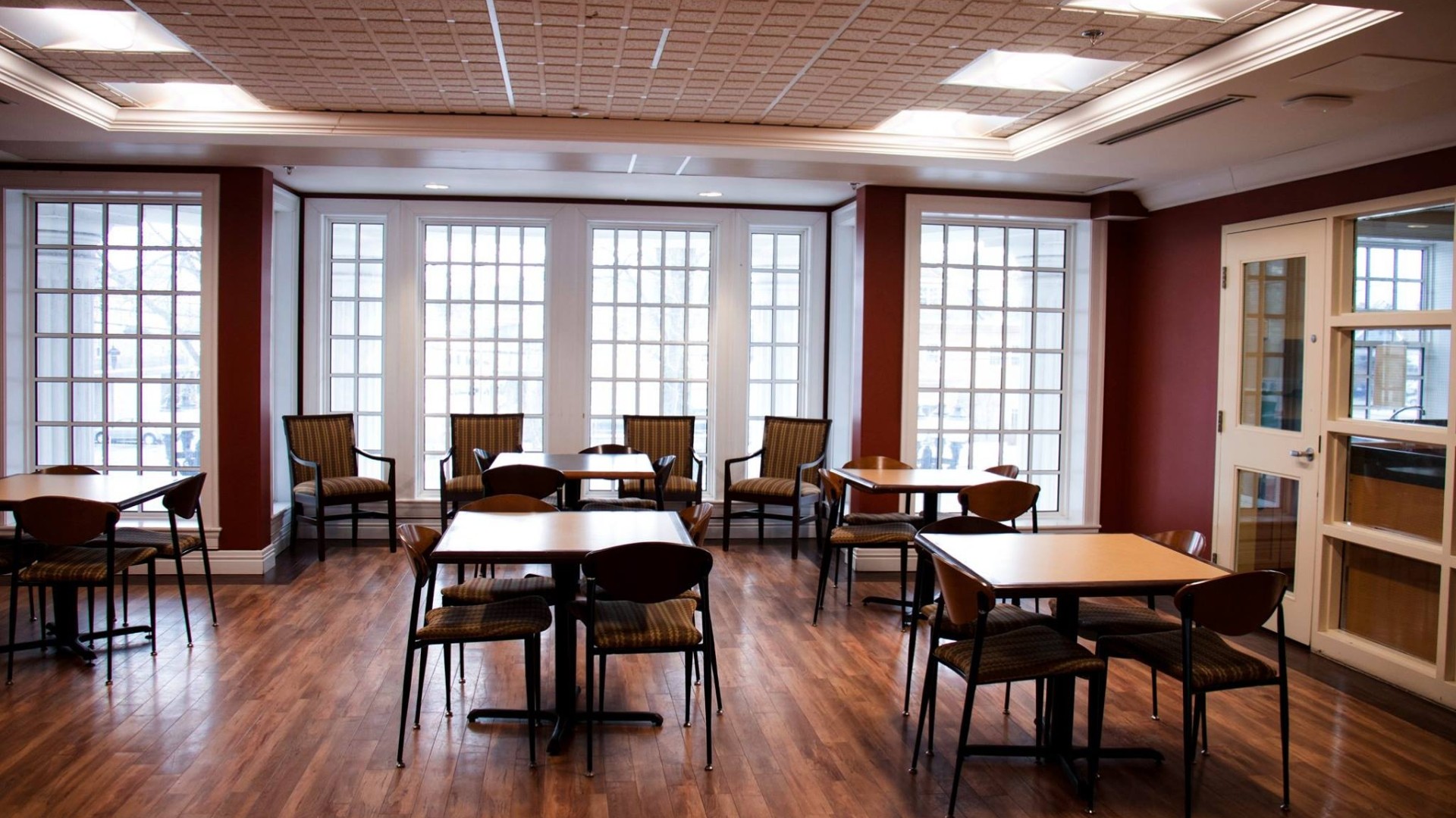 Governors Hall dining room with tables and chairs 